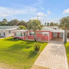 Beach Escape, Kayak Launch • Fenced Yard • Pets OK