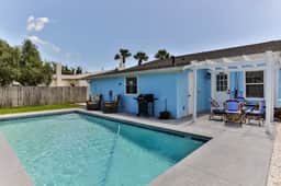 Cozy 1BR • Heated Pool • Walk to Beach & Flagler