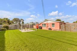 Beach Escape, Kayak Launch • Fenced Yard • Pets OK
