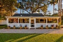Cheerful Bungalow in New Smyrna Beach w Cozy Porch