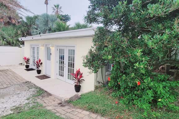 The Blue Dolphin Beach Cottage - Bring you bathing suit and your pup! - Image 1