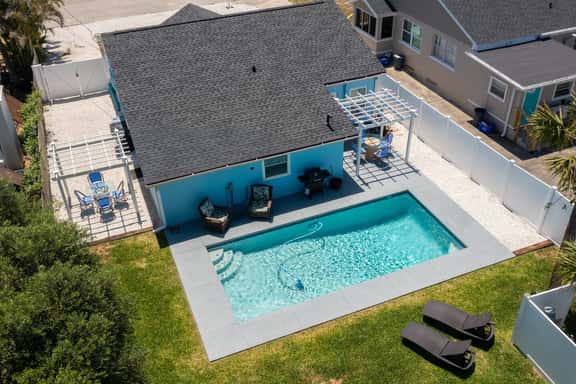 Cozy 1BR • Heated Pool • Walk to Beach & Flagler - Image 1