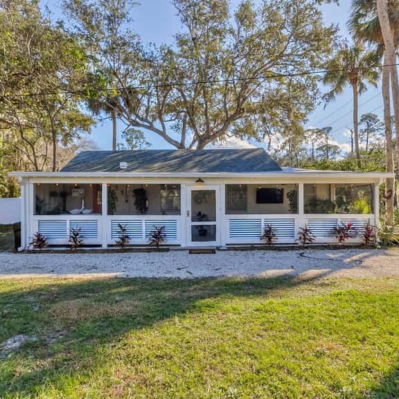 Cheerful Bungalow in New Smyrna Beach w Cozy Porch - Image 1