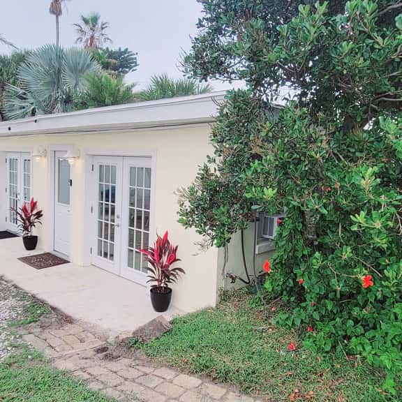 The Blue Dolphin Beach Cottage - Bring you bathing suit and your pup! - Image 1