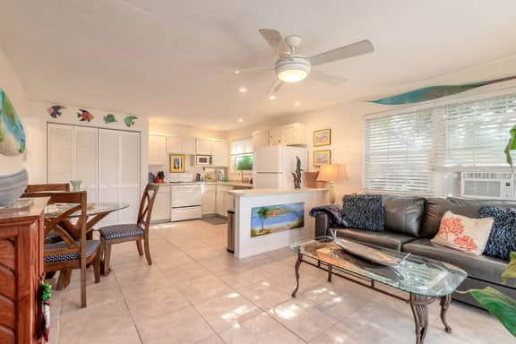 The Blue Dolphin Beach Cottage - Bring you bathing suit and your pup!
