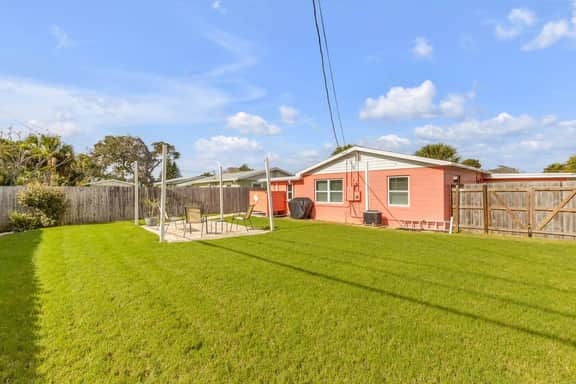 Beach Escape, Kayak Launch • Fenced Yard • Pets OK