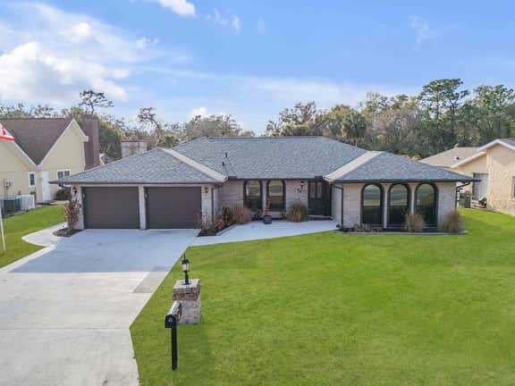 Family Pool House • Sleeps 8 • Space to Relax