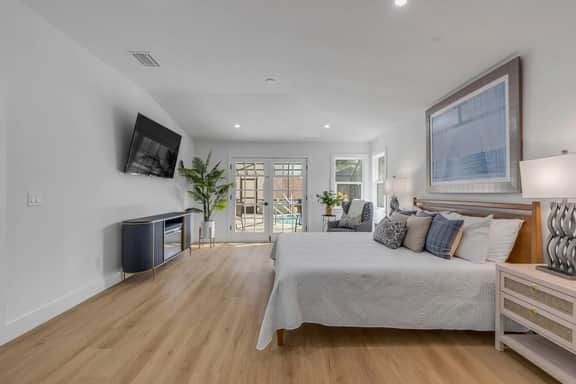 Family Pool House • Sleeps 8 • Space to Relax