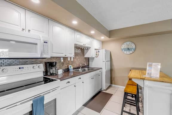Mariners Cove Condo | Steps to Beach | Pool