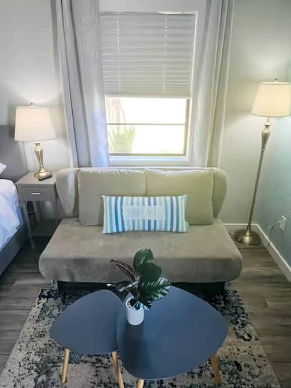 1915 Beach Club - Palms Suite 6